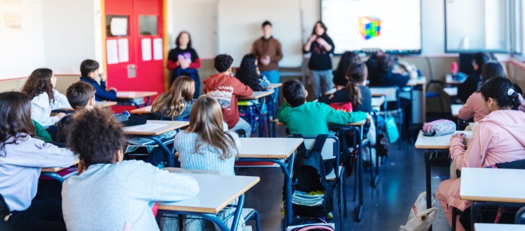 El grupo de Formación, Educación y Pedagogía de Gylda imparten un taller sobre diversidad afectivosexual, familiar y de género en un instituto riojano.