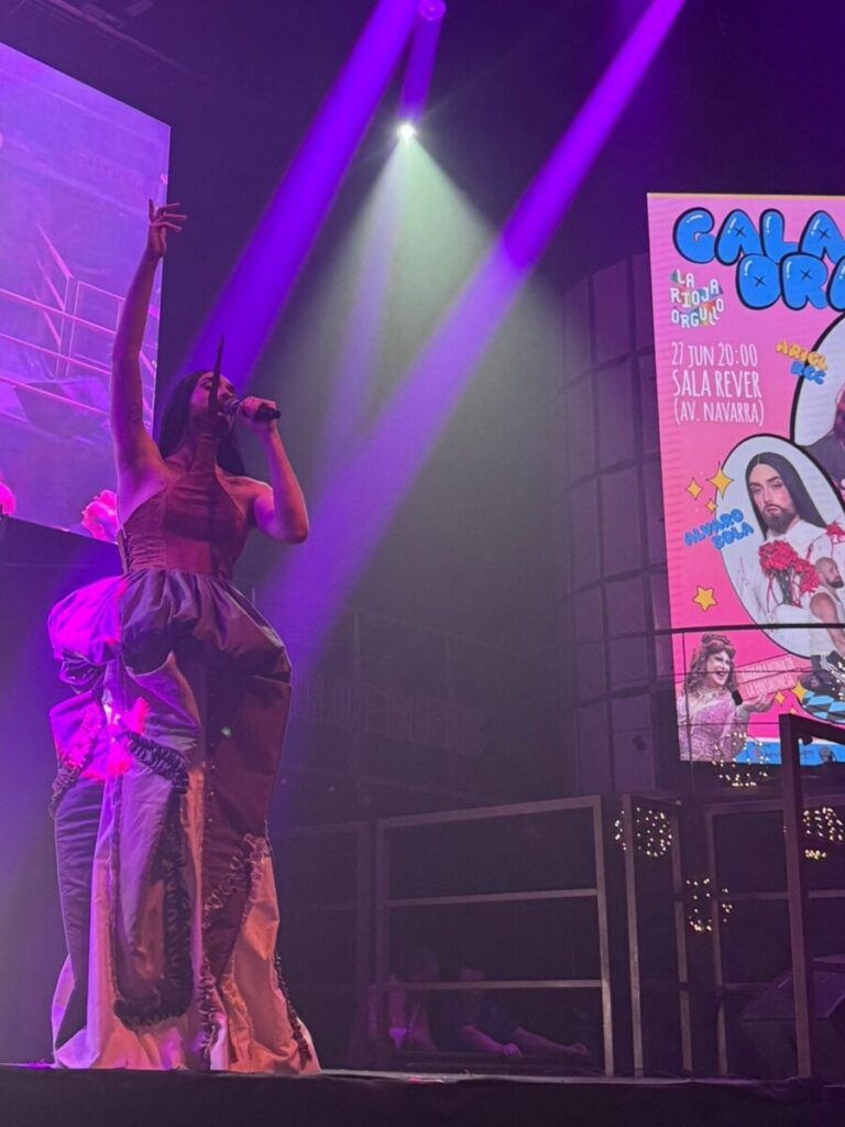 Álvaro Sola, durante su actuación en la gala Drag La Rioja Orgullo 2025, en la sala rever de Logroño.