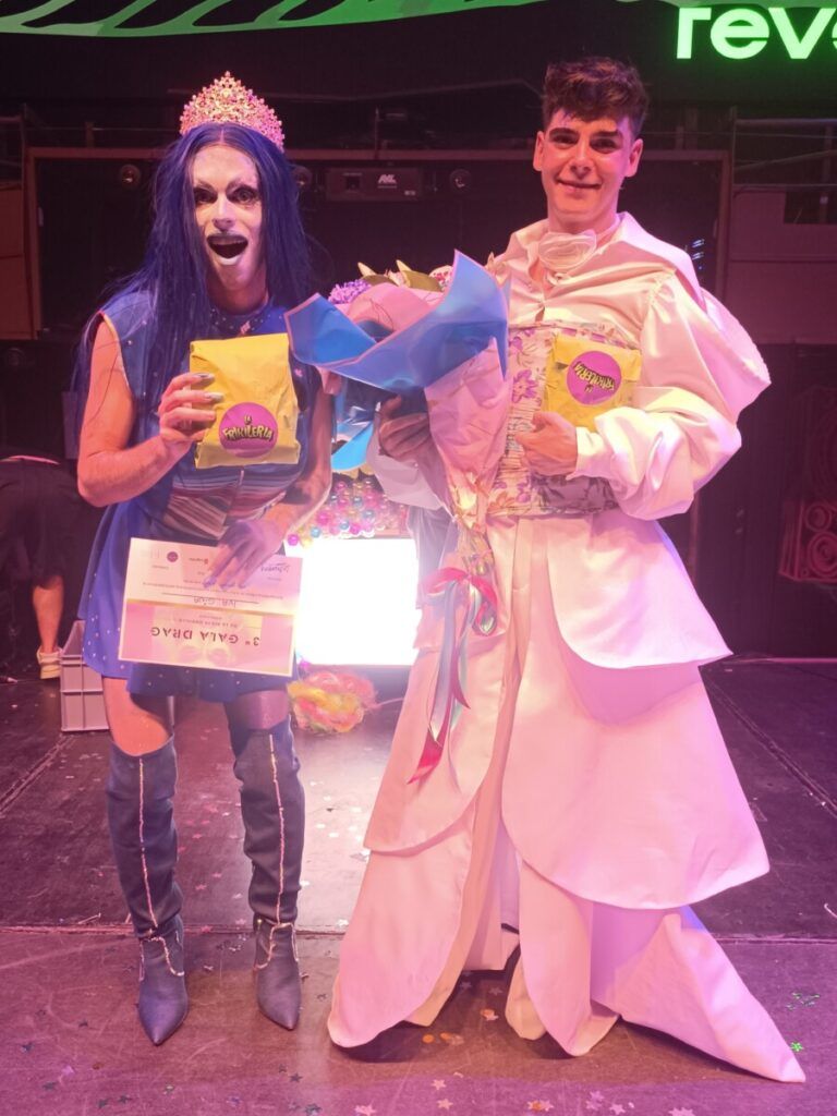 Iva Gina-K (mejor drag) y Pablo Arnáiz (mejor diseñador), que ganaron en sus respectivas categorías la Gala Drag La Rioja Orgullo 2025, posan con algunos regalos.